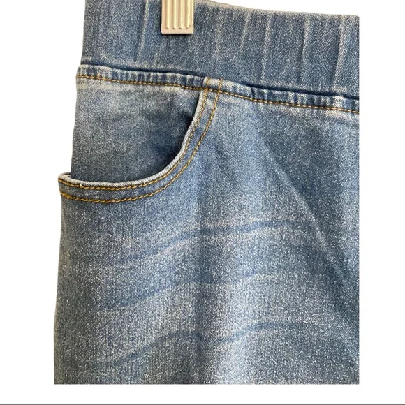 ❌SOLD❌ 3/$15 💙Frayed Hem Distressed Jeggings - Picture 4 of 10